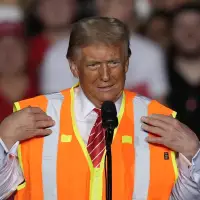 Trump campaigns with Packers legend Brett Favre at rally in Green Bay, Wisconsin
