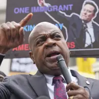 Newark mayor sues New Jersey's top federal prosecutor after arrest at immigration detention site