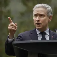 Canada Finance Chief Downplays Odds of Reaching Tariff-Free Deal with US