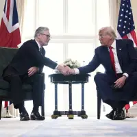 Trump calls for more Gaza food aid and talks up his golf course in meeting with UK's prime minister