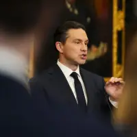 Conservatives still lead in party fundraising as Liberals close in