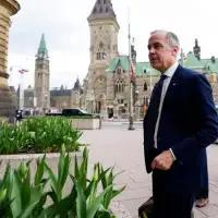 Canadians give Ottawa a passing grade, while seeing extraordinary economic pressures.