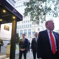 Trump dines at a restaurant near the White House to promote his federal law enforcement surge in DC