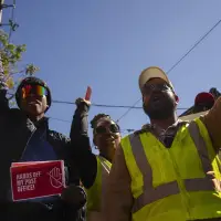 Jobs minister urges striking Canada Post union to respond to latest offer