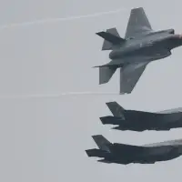 Industry minister pushing F-35 maker for economic benefits in Canada