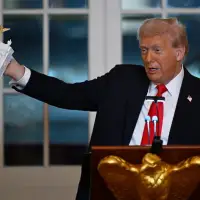 Trump hosts glitzy dinner for wealthy donors to new White House ballroom