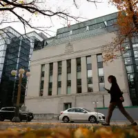 Bank of Canada to Cut 10% of Staff as Carney Hunts for Savings