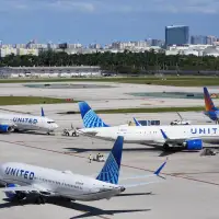 FAA gives $10K bonuses only to controllers and technicians with perfect attendance during shutdown