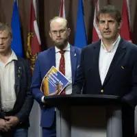 Beekeepers call for import ban on non-North American bees as deadly mite spreads