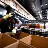 Canadians Back Ban on US Booze as Trump Keeps Up Trade Pressure