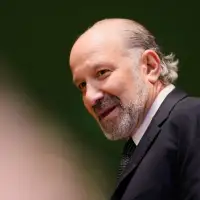 Lutnick calls Carney's speech 'political noise' and cautions Canada on China deal