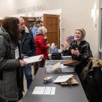 Hundreds line up near Edmonton to sign petition calling for vote on separation