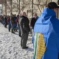 Hundreds line up in Calgary to sign petition to urge vote on Alberta quitting Canada