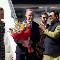 Carney looks to strengthen economic ties with India on trip to Mumbai, New Delhi