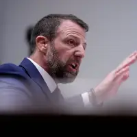 Senate confirms Markwayne Mullin to lead Homeland Security as TSA standoff deepens