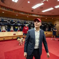PM Mark Carney visits Canadiens' dressing room after win against Lightning