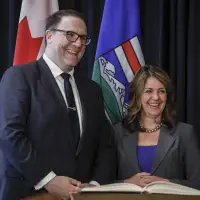 Alberta government expects $100 payouts to arrive within 2 weeks of applications
