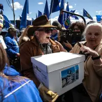Almost half of Calgary Chamber members may leave if Alberta separates: poll