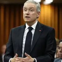 Minister says expanded return-to-office rules about efficiency, but some public servants disagree