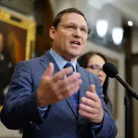 'Cracks beginning to appear' for Liberals in Quebec, Avi Lewis says