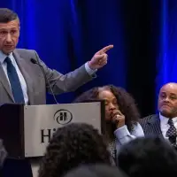 Democrats disagree over abolishing or reforming ICE at DNC meeting