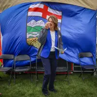 'Why walk away?': Emotional Danielle Smith speaks against separation at online forum