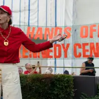 Thousands join protest outside Kennedy Center, expressing concern that Trump might tear it down
