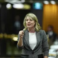 Industry minister presses Stelco's U.S. owner to present job-saving plan in 5 days