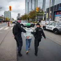 Cyclists attempt to block Toronto bike lane removals for second day, one arrested