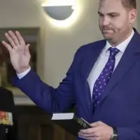 Alberta government to introduce bill limiting who can run in provincial elections