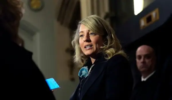 Feds announce nearly $1 billion for domestic defence innovation, drone technology with Bombardier