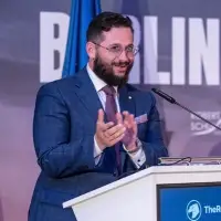 I'm a Conservative who wants to win! That doesn't make me a Liberal